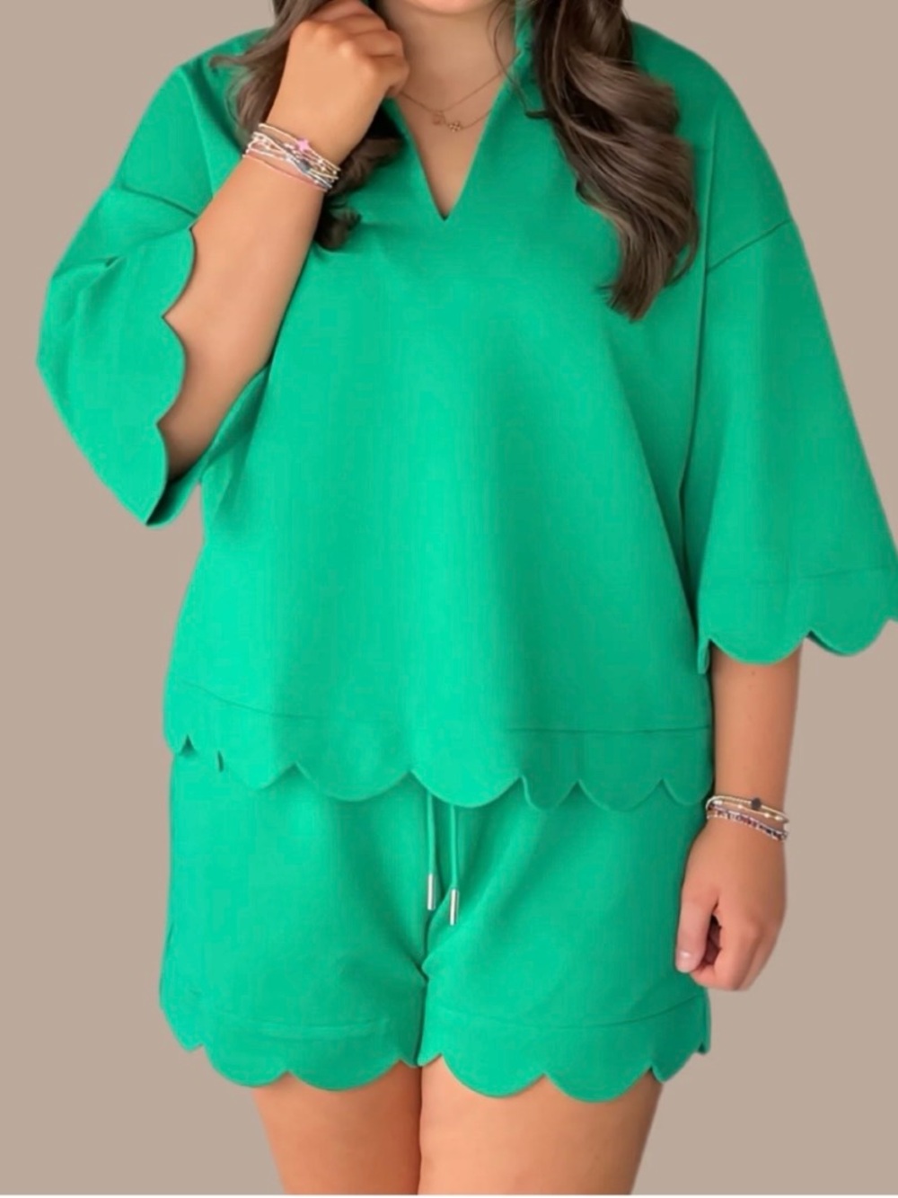 Adorable Entro Scalloped 2 pc set in Kelly green